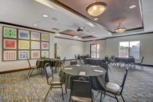 Gallery image of Holiday Inn Express Hotel & Suites Tampa-USF-Busch Gardens, an IHG Hotel in Tampa