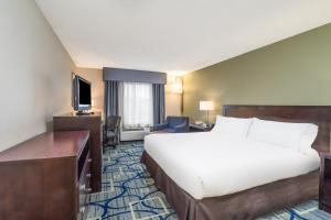 Holiday Inn Express Hotel & Suites Easton, an IHG Hotel في إيستون: غرفة الفندق بسرير كبير ومكتب