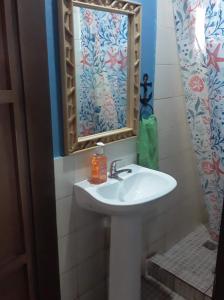 A bathroom at Casa Garrobo