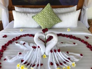 Champaca Luxury Villas Ubud客房内的一张或多张床位