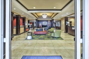 Holiday Inn Express & Suites Dayton South - I-675 by IHG في Shanersville: لوبي فندق مع صاله +30 صورة