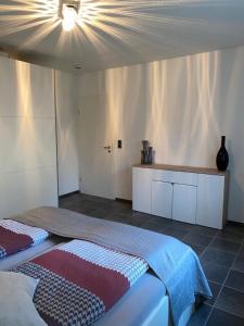 een slaapkamer met een groot bed en een plafond bij International 4 in Bad Harzburg