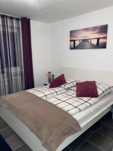 uma cama branca com duas almofadas em cima em International 4 em Bad Harzburg