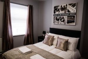 מיטה או מיטות בחדר ב-Inspired Stays- Close to City Centre- Sleeps up to 8