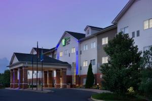 una representación de un hotel con un edificio en Holiday Inn Express & Suites Charlottesville - Ruckersville, an IHG Hotel en Ruckersville