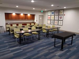 een klaslokaal met tafels en stoelen in een kamer bij Holiday Inn Express Hotel and Suites Lincoln Airport, an IHG Hotel in Lincoln
