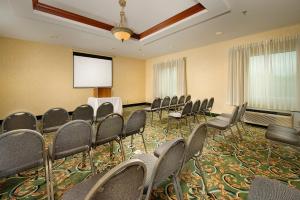 Sala de conferencias con sillas y pantalla de proyección en Holiday Inn Express Hotel & Suites Lenoir City Knoxville Area, an IHG Hotel, en Lenoir City