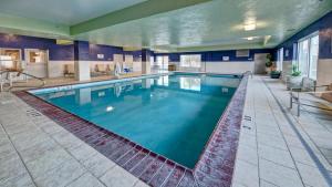 Swimmingpoolen hos eller tæt på Holiday Inn Express Hotel & Suites London, an IHG Hotel