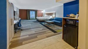 A seating area at Holiday Inn Express Hotel & Suites London, an IHG Hotel