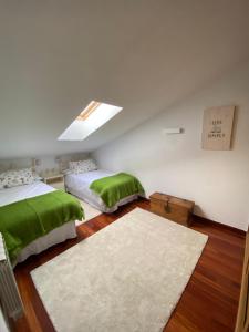 Un pat sau paturi într-o cameră la PRECIOSO APARTAMENTO A ESTRENAR EN EL CENTRO DE EZCARAY 6-8 PAX