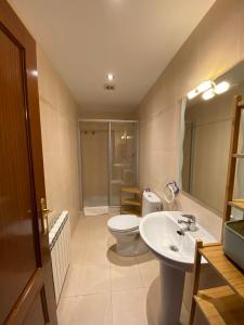 Bilik mandi di PRECIOSO APARTAMENTO A ESTRENAR EN EL CENTRO DE EZCARAY 6-8 PAX