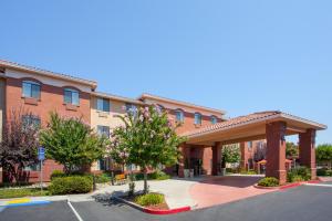 una representación de un edificio con aparcamiento en Holiday Inn Express Davis-University Area, an IHG Hotel, en Davis