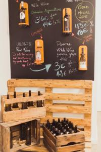 una pizarra con un montón de botellas de vino en una caja de madera en Hostal Live Barcelona, en Barcelona