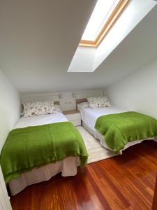 Katil atau katil-katil dalam bilik di PRECIOSO APARTAMENTO A ESTRENAR EN EL CENTRO DE EZCARAY 6-8 PAX