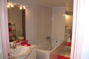 ein Badezimmer mit Badewanne, Waschbecken und Toilette in der Unterkunft Appartement Ste Maxime proximité bord de mer in Sainte-Maxime + 19 Fotos