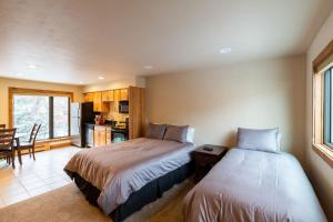 Postel nebo postele na pokoji v ubytování Breakaway West - Studio, 2,3 Bedrooms by Vail Realty