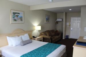 Llit o llits en una habitació de Howard Johnson by Wyndham Santa Cruz Beach Boardwalk