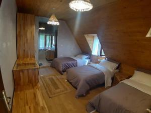 Postel nebo postele na pokoji v ubytování Hotel Restaurant Alpet Theth
