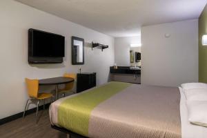 TV a/nebo společenská místnost v ubytování Motel 6 Irving - Loop 12