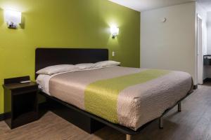 Postel nebo postele na pokoji v ubytování Motel 6 Irving - Loop 12