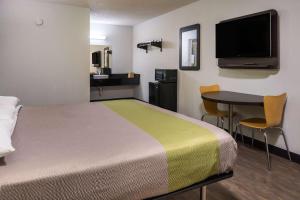 TV a/nebo společenská místnost v ubytování Motel 6 Irving - Loop 12