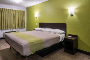 Postel nebo postele na pokoji v ubytování Motel 6 Irving - Loop 12