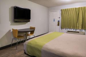 Postel nebo postele na pokoji v ubytování Motel 6 Irving - Loop 12