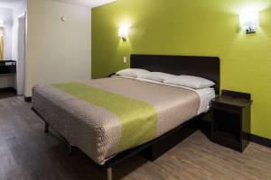 Postel nebo postele na pokoji v ubytování Motel 6 Irving - Loop 12