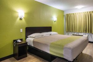 Postel nebo postele na pokoji v ubytování Motel 6 Irving - Loop 12 + 24 fotografií