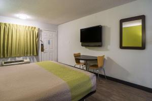 TV a/nebo společenská místnost v ubytování Motel 6 Irving - Loop 12