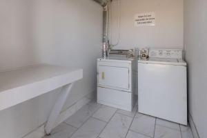 Kuchyň nebo kuchyňský kout v ubytování Motel 6 Irving - Loop 12
