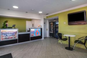 TV a/nebo společenská místnost v ubytování Motel 6 Irving - Loop 12