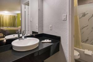 Koupelna v ubytování Motel 6 Irving - Loop 12