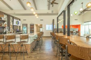 een bar in een restaurant met stoelen en tafels bij Holiday Inn Hotel and Suites Peachtree City, an IHG Hotel in Peachtree City