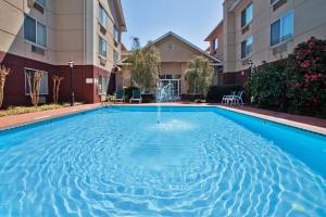 una piscina con una fuente en un edificio en Holiday Inn Hotel and Suites Peachtree City, an IHG Hotel en Peachtree City