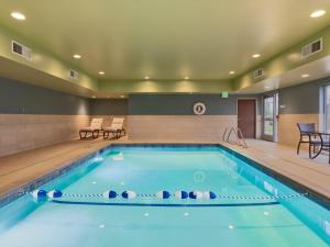 Bazén v ubytování Holiday Inn Express & Suites Salem North - Keizer by IHG nebo v jeho okolí