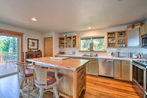 Gallery image of Mid-Century Cabin with Deck and Puget Sound Vistas! in Hansville +23 photos