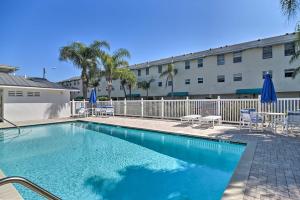 una piscina frente a un edificio en Condo with Stunning Water Views and Large Balcony!, en Clearwater Beach