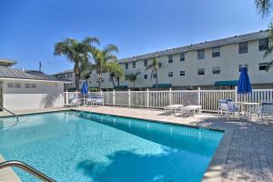 Πισίνα στο ή κοντά στο Large Balcony and Water Views Indian Shores Condo!