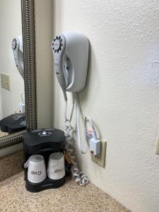 ein Telefon hängt an einer Wand neben einem Spiegel in der Unterkunft Blackwater Inn Milton in Milton