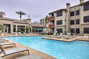 Modern Condo with Pool about 3 Mi to Downtown Phoenix! في فينكس: مسبح وكراسي صالة ومبنى