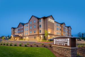 een hotel met een bord voor een gebouw bij Staybridge Suites - Hillsboro North by IHG in Hillsboro