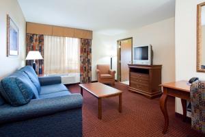 Camera d'albergo con divano e TV di Holiday Inn Express Airport East by IHG a Salt Lake City