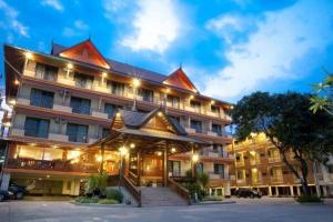 un grand bâtiment avec des lumières dans un parking dans l'établissement Baankhun Chiang Mai Hotel, à Chiang Mai