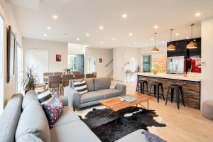 uma sala de estar com um sofá e uma mesa em Elegant and Stylish Retreat in Leafy Epsom em Auckland