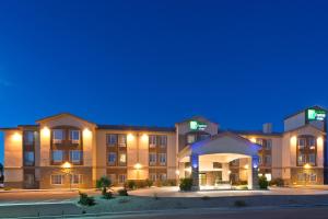 eine Darstellung eines Hotels in der Nacht in der Unterkunft Holiday Inn Express & Suites Casa Grande, an IHG Hotel in Casa Grande