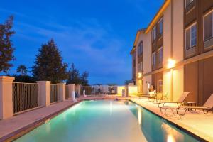 Swimming pool sa o malapit sa Holiday Inn Express & Suites Casa Grande, an IHG Hotel