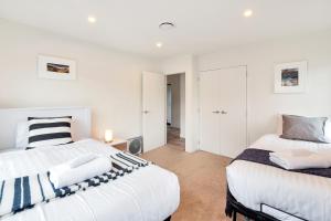 מיטה או מיטות בחדר ב-Elegant and Stylish Retreat in Leafy Epsom
