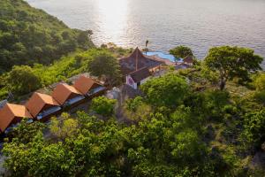 uma vista aérea de um resort junto à água em Cubang Lantang Cottage em Nusa Penida