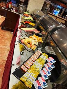 una línea de buffet con muchos tipos diferentes de comida en Soluxe Hotel Almaty, en Almaty